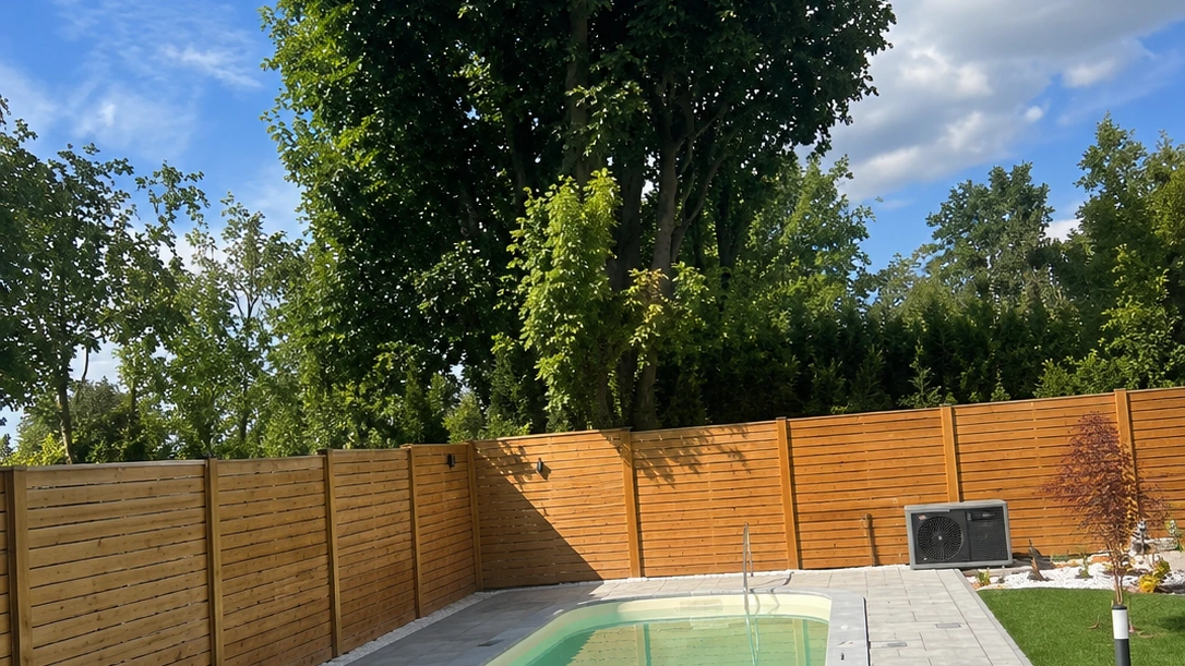 Moderne Poolanlage mit Terrasse